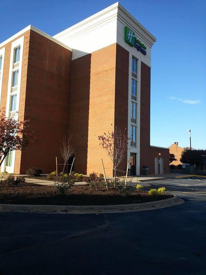Holiday Inn Express Fredericksburg - Southpoint, An Ihg Hotel Exterior photo